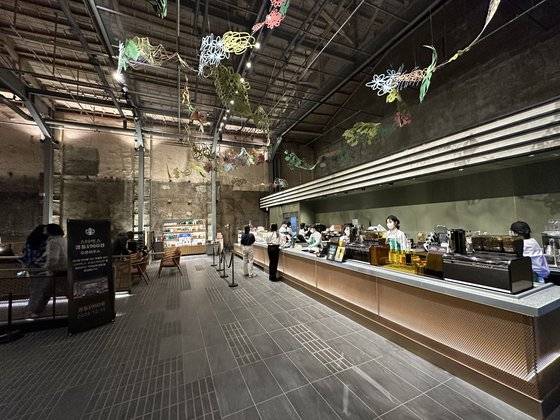 스타벅스 경동1960점의 음료를 만드는 바. [박영민 기자]