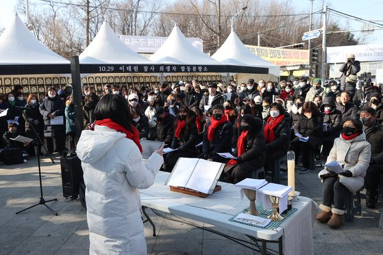 25일 서울 용산구 녹사평역 광장에 마련된 이태원참사 희생자 시민분향소에서 열린 대한성공회 나눔의집 협의회·정의평화사제단 주최 성탄절 연합 성찬례에서 유가족이 발언하고 있다. 연합뉴스