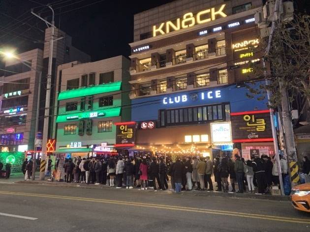 크리스마스 이브인 24일 오후 시민 100여명이 클럽 입장을 위해 대기하고 있다.