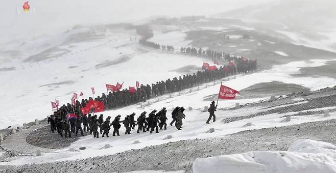 북한 주민들이 백두산지구 혁명전적지 등을 답사하고 있다고 조선중앙TV가 지난달 보도했다. 연합뉴스