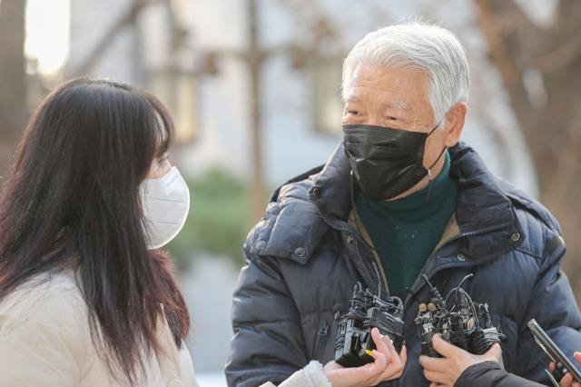 해밀톤호텔 대표 이모씨가 지난 2일 오전 서울 마포구 경찰청 이태원 사고 특별수사본부에 출석하며 취재진의 질문에 답하고 있다. 뉴시스