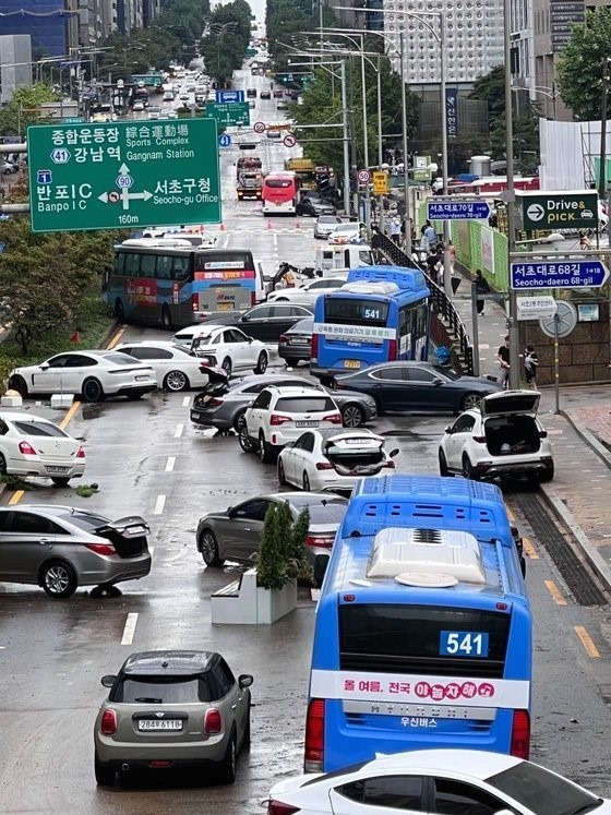 2022년 8월 9일 오전 강남역 인근 진흥아파트 사거리에 침수된 차량들이 버려져 있다/사진=트위터