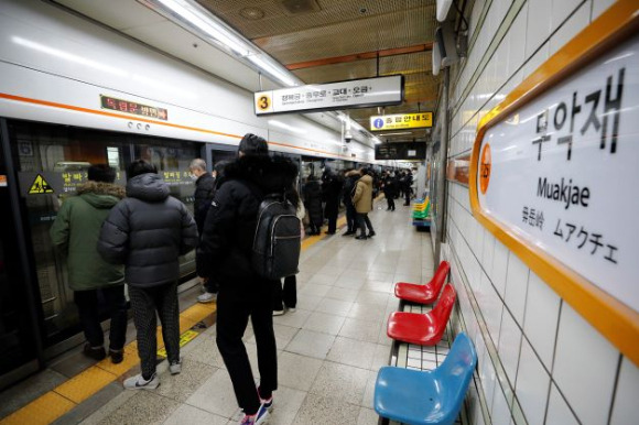 서울 지하철 기본요금이 내년에 인상될 가능성이 높아졌다. 지난 23일 오전 서울 서대문구 지하철 3호선 무악재역에서 시민들이 열차를 기다리고 있다. /사진=뉴스1