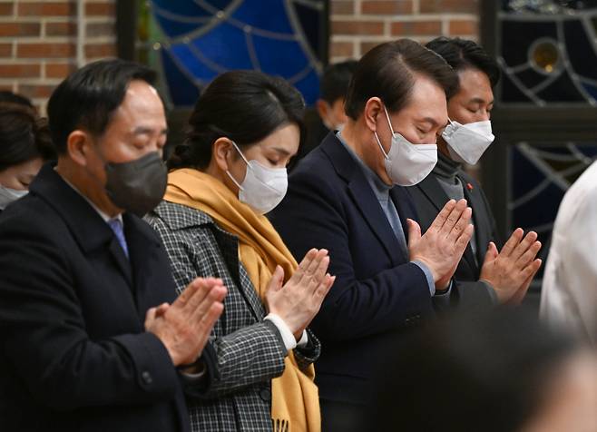 윤석열 대통령과 김건희 여사가 지난 24일 서울 중구 약현성당에서 열린 '주님 성탄 대축일 미사'에 참석해 기도하고 있다. [연합]