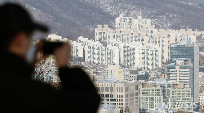 [서울=뉴시스] 조성우 기자 = 지난달 전국 집값이 19년 만에 가장 큰 폭으로 떨어졌다. 한국부동산원 11월 전국주택가격동향조사에 따르면 전국 주택종합(아파트·연립·단독주택 등) 가격은 전월 대비 1.37% 하락했다. 부동산원이 2003년 12월 관련 통계를 작성하기 시작한 이래 최대 낙폭이다. 16일 오전 서울 중구 남산에서 시내 아파트 단지가 내려다보이고 있다. 2022.12.16. xconfind@newsis.com