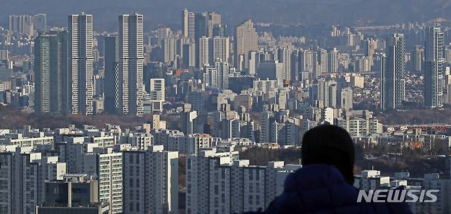 [서울=뉴시스] 김금보 기자 = 정부가 다주택자에 대한 세제·대출 규제를 완화하고 임대사업자를 지원하는 등 개편에 나서기로 하면서 얼어붙은 부동산 시장 정상화에 대한 기대감이 나타나고 있다. 사진은 22일 서울 중구 남산에서 바라본 서울 시내 아파트. 2022.12.22. kgb@newsis.com