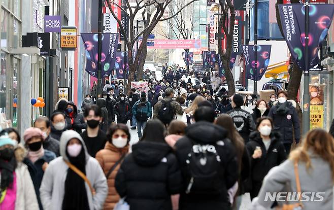 [서울=뉴시스] 지난 22일 오후 서울 중구 명동거리가 인파로 북적이고 있다. 2022.12.22. kgb@newsis.com