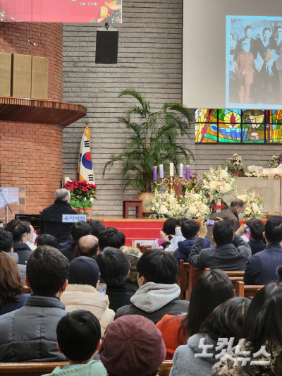 윤석열 대통령이 성탄절인 25일 서울 성북구 영암교회를 찾아 대광초등학교 시절 은사인 손관식, 이순길 선생님과 인사하고 있다. 곽인숙 기자