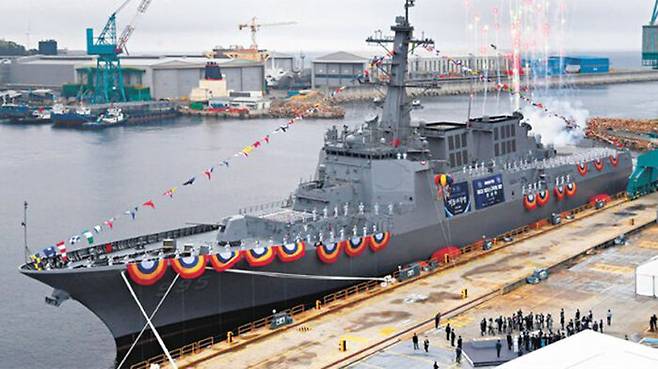 지난 7월 진수된 정조대왕함. 정조대왕함의 이지스 전투체계는 SM-3 유도탄을 발사할 수 있다.