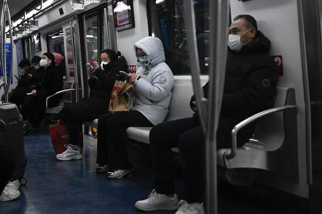 26일 베이징 지하철을 이용하는 주민들.(사진=AFP)