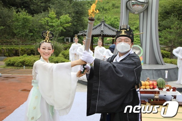 황규철 옥천군수가 61회 충북도민체육대회 성화를 채화하고 있다.(옥천군 제공)