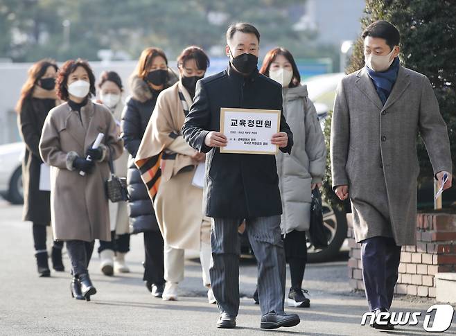 서울시자사고학부모연합회 회원들이 26일 오전 서울 종로구 서울특별시교육청에서 자사고에 사회통합 미충원 지원금 지급을 촉구하는 민원 접수하기 위해 교육청 민원실로 향하고 있다. 2022.12.26/뉴스1 ⓒ News1 김도우 기자