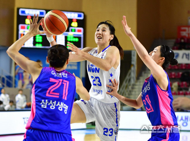 우리은행 김단비가  26일 용인실내체육관에서 열린 2022-23 WKBL 삼성생명과 우리은행의 경기에서 이해란 마크를 받으며 레이업슛을 시도하고 있다.  2022.12.26. 용인 | 강영조기자kanjo@sportsseoul.com