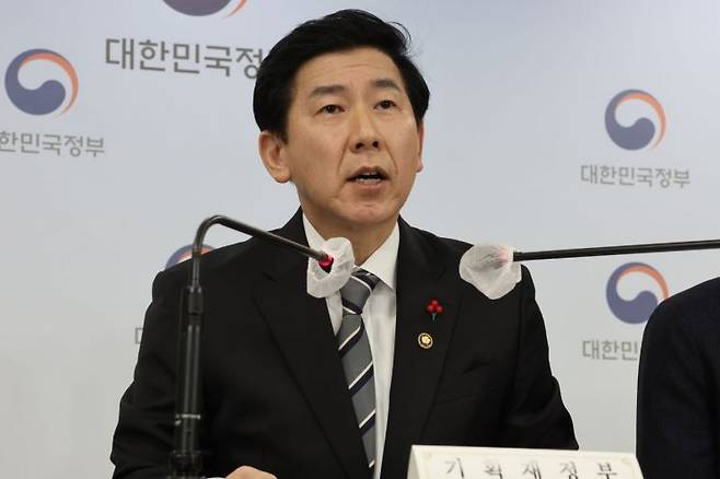 최상대 기획재정부 2차관이 26일 정부서울청사 브리핑실에서 공공기관 기능조정 및 조직, 인력 효율화 계획을 확정 발표하고 있다. [이미지출처=연합뉴스]