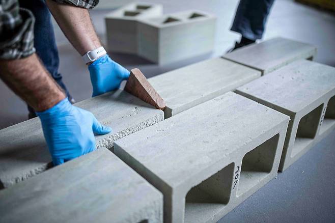 프로메테우스 머티리얼스가 개발한 바이오 블록. 광합성 세균이 빛을 받아 물과 이산화탄소로 시멘트 원료인 탄산칼슘을 만든다. 여기에 모래, 하이드로겔을 섞어 건축용 블록을 만들었다,/Prometheus Materials