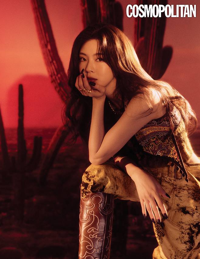 자카드 베스트, 니트 슬리브리스 톱, 팬츠 모두 가격미정 에트로. 목걸이 가격미정 베르사체. 반지 30만원대 모니카비나더. 웨스턴 부츠 1백70만원대 가니.