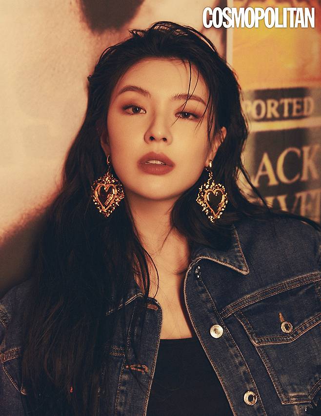 데님 재킷, 귀고리 모두 가격미정 모스키노. 이너 톱 스타일리스트 소장품.