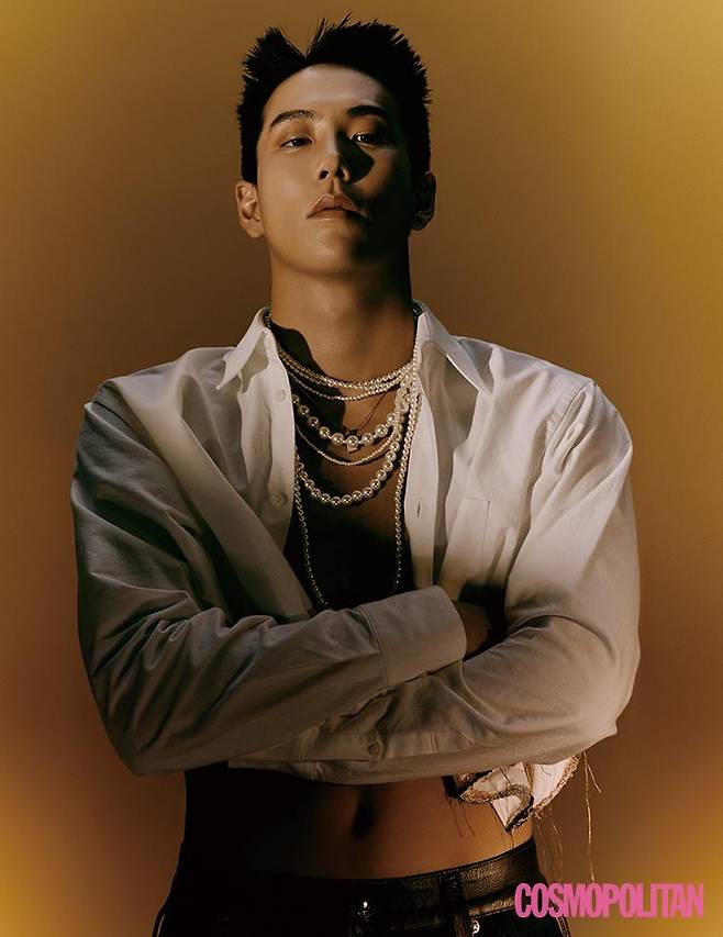 크롭트 셔츠 70만원대 더블렛. 목걸이 스타일리스트 소장품.