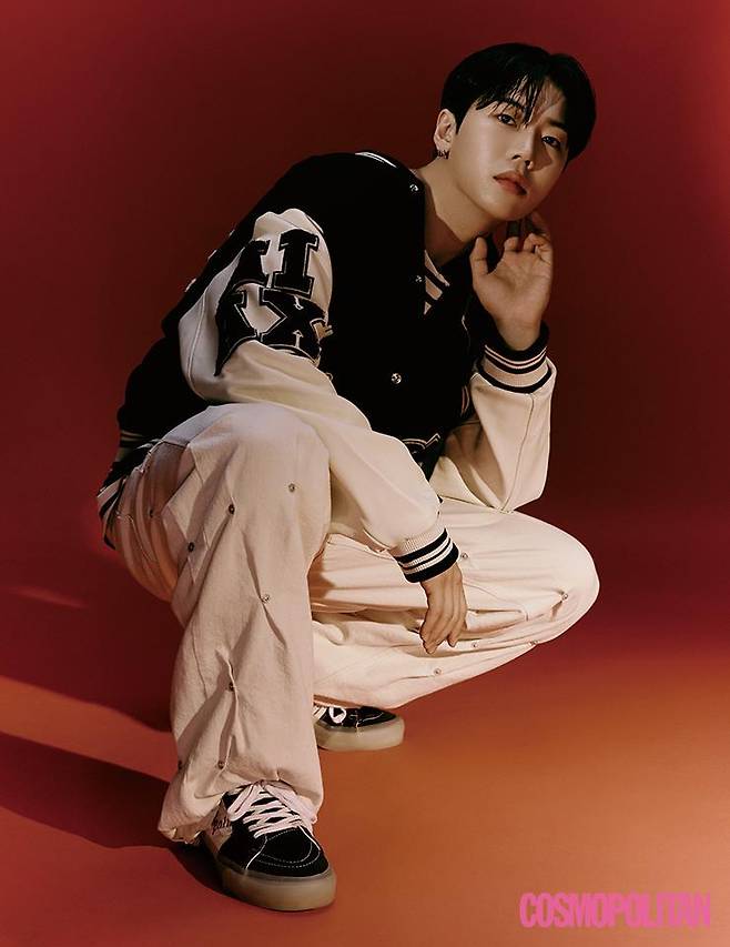 바시티 재킷 70만원대 리차드슨. 티셔츠 가격미정 R13. 팬츠 1백10만원대 쿠시코크. 스니커즈 가격미정 반스. 귀고리 본인 소장품.