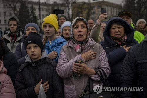 우크라 국가 부르는 헤르손 주민들. [AP=연합뉴스]