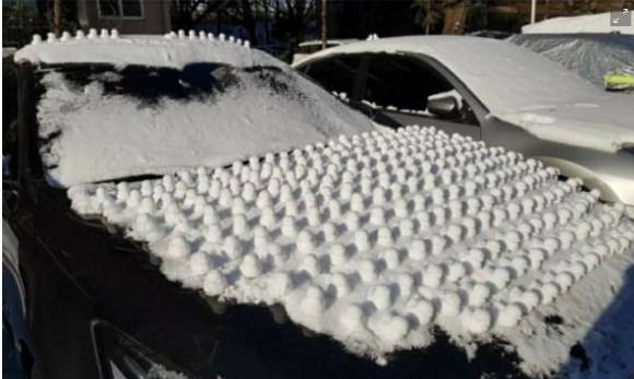 차량 보닛과 앞 유리에 쌓인 눈으로 만든 눈 오리. [사진=블라인드 캡처]