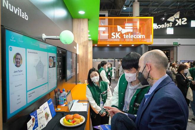 지난 MWC 2022의 부대행사인 ‘4YFN’에서 SKT와 함께 음식물 낭비 최소화 솔루션을 설명하고 있는 누비랩, 출처: SKT