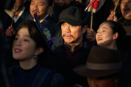 주연 배우 정성화(가운데)는 독립군 대장에 어울리는 외모를 위해 14㎏을 감량했다.