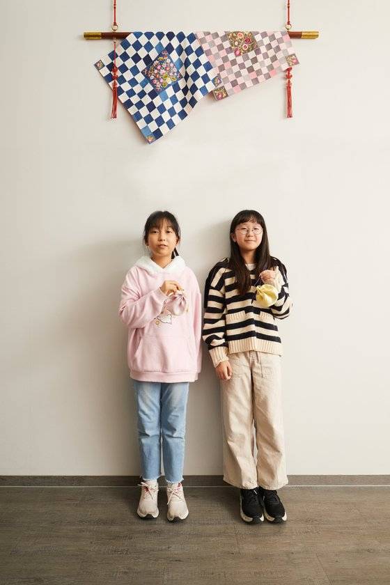 신소이(왼쪽) 학생모델·유은서 학생기자가 직접 손바느질을 해서 새해 복을 불러들이는 전통 복주머니를 만들었다.