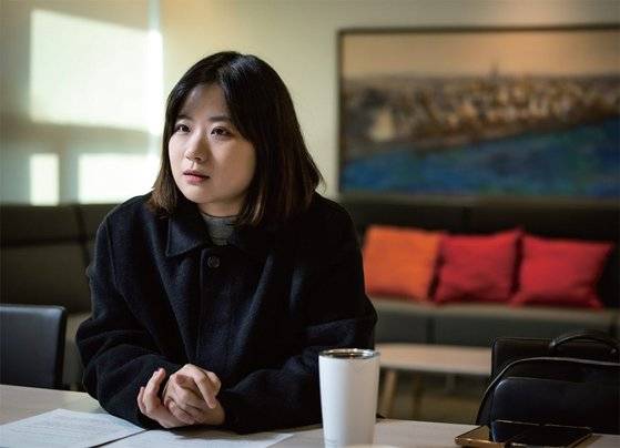 조직 내부에 있으면 안 보이던 문제들이 거리를 두고 보면 보이기도 한다. 박지현은 두문불출하던 5개월 동안 민주당에서 멀찍이 떨어져 당의 문제점을 진단하고 스스로 해답을 찾는 시간을 보냈다.