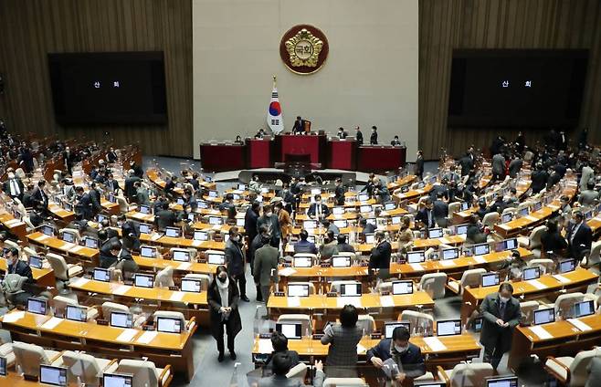 이달 24일 오전 서울 여의도 국회 본회의장에서 열린 제401회국회(임시회) 제3차 본회의에서 김진표 국회의장이 산회를 선언하자 의원들이 본회의장을 나서고 있다. / 사진제공=뉴시스