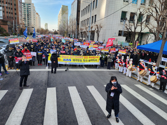 월남전 참전유공자 3000여명이 혹한의 날씨인 26일 오후 서울 양천구 목동 한국방송회관 앞에서 KBS 시사멘터리 ‘추적-얼굴들, 학살과 기억’  편파방송에 항의하며 2차 시위를 벌이고 있다. 대한민국월남전참전자회 제공