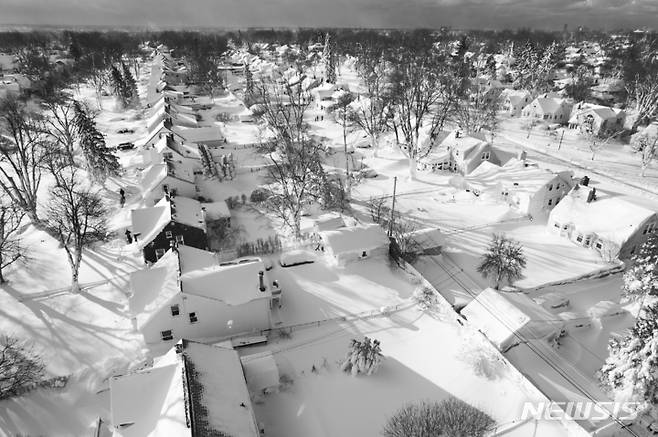 [치크터와거=AP/뉴시스] 25일(현지시간) 미 뉴욕주 이리 카운티의 치크터와거 마을이 온통 눈에 덮여 있다. 미국 전역에 불어닥친 북극 눈 폭풍이 일주일째 이어져 혹한과 폭설로 지금까지 최소 28명이 목숨을 잃은 것으로 나타났다. 2022.12.26.