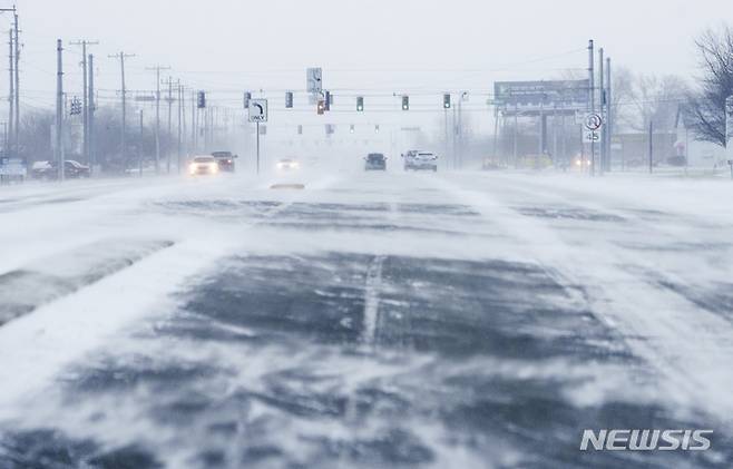 [헨드릭스=AP/뉴시스]23일(현지시간) 인디애나주 헨드릭스 카운티에 바람이 눈을 날리고 있다. 거대한 폭풍이 기온을 폭락시키고 화이트아웃 상태를 만드는 겨울 날씨가 미국을 뒤덮고 있다. 2022.12.24.