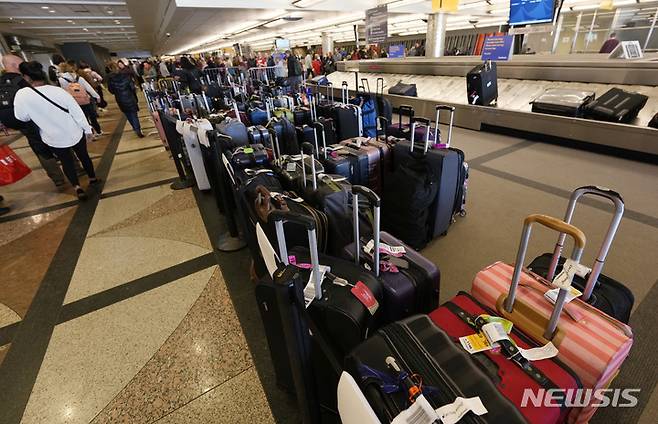 [덴버=AP/뉴시스] 23일(현지시간) 미국 콜로라도주 덴버국제공항에서 승객들의 짐이 놓여져 있다. 2022.12.26.