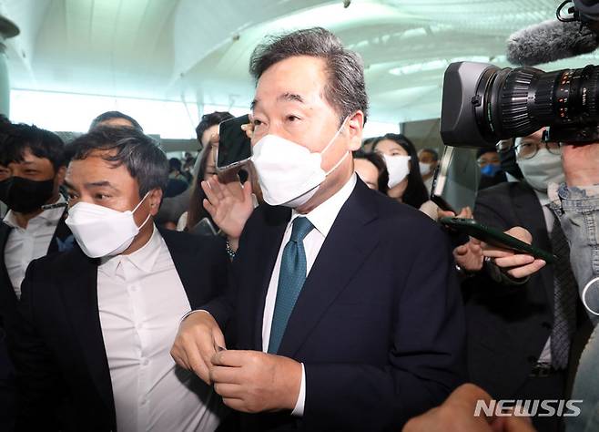 [인천공항=뉴시스] 고범준 기자 = 이낙연 전 더불어민주당 대표가7일 오전 인천국제공항 제2여객터미널에서 미국으로 출국하고 있다. 이 전 대표는 미국 워싱턴D.C. 조지워싱턴대학 한국학연구소에서 방문연구원으로 한반도 평화와 국제정치를 공부할 계획이다. 2022.06.07. bjko@newsis.com