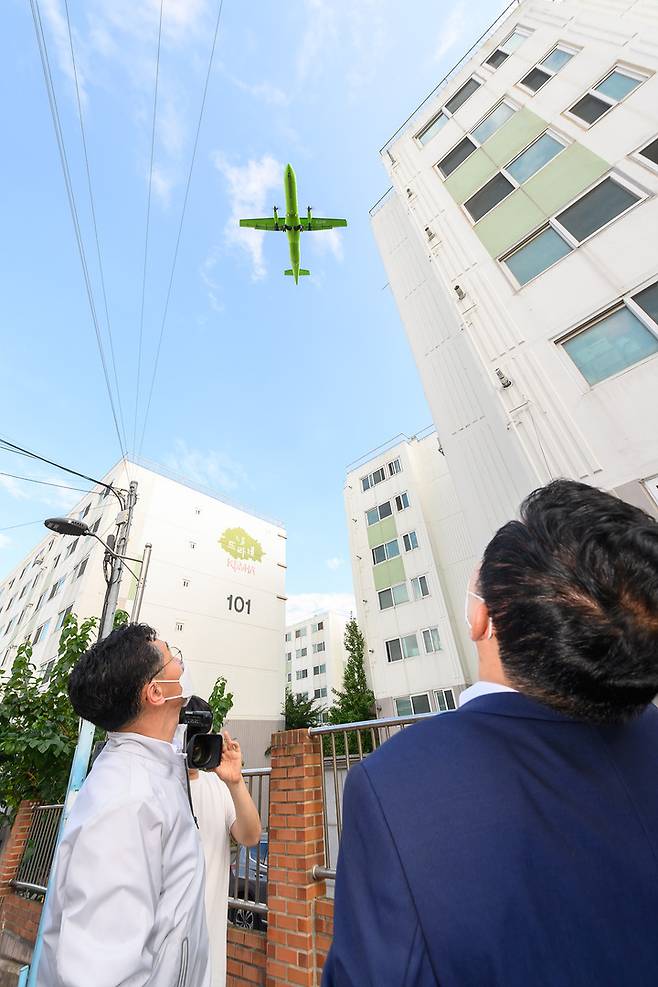 [서울=뉴시스] 지난 8월말 소음대책지역에서 소음측정중인 이기재 양천구청장.(사진=양천구 제공) *재판매 및 DB 금지