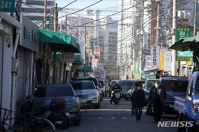 [서울=뉴시스] 김선웅 기자 = 수출 감소세에 제조업 생산지수가 약 2년 전 수준으로 후퇴 한 것으로 나타나 경제 역성장 우려가 커지고 있다. 통계청 산업활동동향에 따르면 올 10월 제조업 생산지수는 전월보다 3.6% 감소한 110.5로 집계돼 2020년 11월 이후 23개월 만에 가장 낮은 수준이다. 5일 서울 영등포구 문래동 철공단지의 모습. 2022.12.05. mangusta@newsis.com