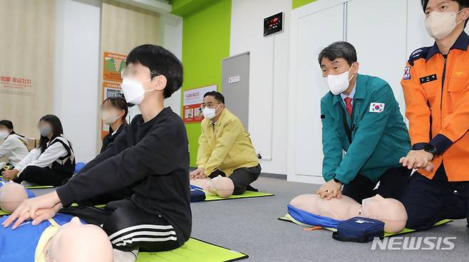 [세종=뉴시스] 이주호 사회부총리 겸 교육부 장관이 지난달 9일 세종시 조치원읍 세종안전체험교육원에서 심폐소생술 체험을 하고 있다. (사진=뉴시스DB). 2022.12.26. photo@newsis.com