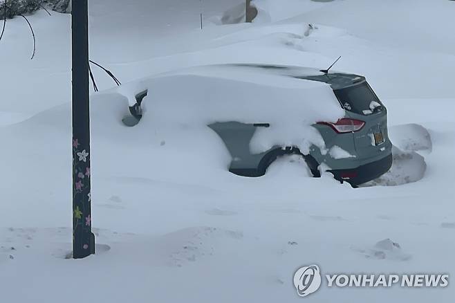 25일 버펄로 폭설로 길가에 갇혀 버린 자동차(기사와는 직접 관계 없음) [AP=연합뉴스 자료사진. 재판매 및 DB 금지]