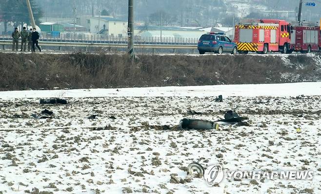 산산이 조각난 추락 전투기 잔해 (횡성=연합뉴스) 이재현 기자 = 26일 오전 11시 40분께 강원 횡성군 횡성읍 반곡리 섬강 옆 논으로 공군 KA-1 경공격기가 추락해 군 당국이 잔해를 수습하고 있다. 전투기가 추락한 곳은 민가와는 불과 300ｍ, 인근 초등학교와는 직선거리로 50ｍ가량 떨어져 있어 주민과 학생, 교직원은 놀란 가슴을 쓸어내려야 했다. 추락 직전 낙하산으로 비상 탈출한 조종사 A(27)씨와 B(25)씨 등 2명은 건강에 이상이 없는 것으로 알려졌다. 2022.12.26 jlee@yna.co.kr