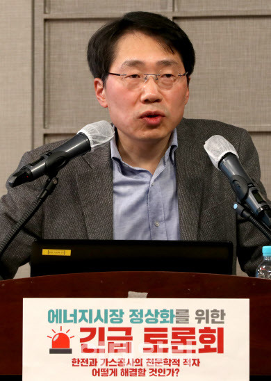 석광훈 에너지전환포럼 전문위원이 27일 서울 중구 KG타워에서 열린 ‘에너지 시장 정상화를 위한 긴급 토론회’에서 ‘국내 전력가스 시장의 왜곡문제와 개혁방향’이란 주제로 발표하고 있다. (사진=방인권 기자)