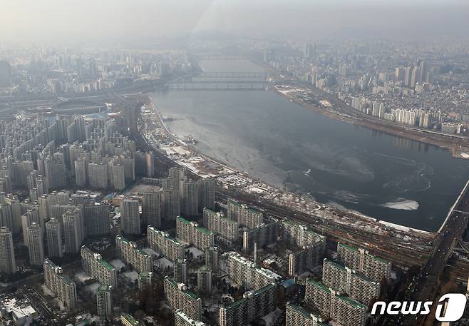 26일 서울 송파구 롯데타워 서울스카이에서 바라본 한강이 결빙되어 있다. 올해 한강 결빙은 연일 이어진 영하 10도 안팎의 한파로 인해 평년보다 16일 빠르게 나타났다. 2022.12.26/뉴스1 ⓒ News1 신웅수 기자