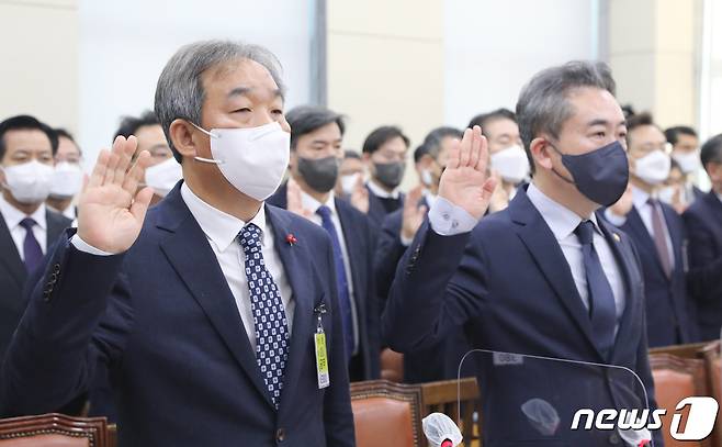 한오섭 대통령실 국정상황실장과 윤희근 경찰청장 등이 27일 오전 서울 여의도 국회에서 열린 용산 이태원 참사 진상규명과 재발방지를 위한 국정조사특별위원회 전체회의에서 증인 선서를 하고 있다. 2022.12.27/뉴스1 ⓒ News1 허경 기자