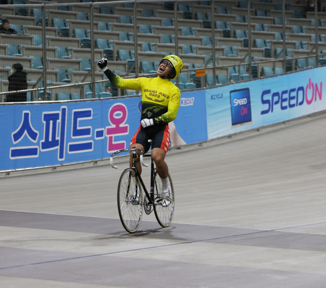 2022년 그랑프리 경륜 우승자 정종진이 골인 직후 환호하고 있다