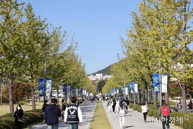 일교차가 큰 가을 날씨가 이어진 12일 서울 서대문구 연세대학교에서 학생들이 캠퍼스를 거닐고 있다. /문호남 기자 munonam@