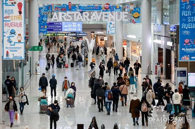 인천공항 하루 이용객이 코로나19 사태 이후 처음으로 12만 명을 넘은 것으로 집계된 22일 인천공항 제1여객터미널 면세구역을 찾은 여행객들로 붐비고 있다./영종도=강진형 기자aymsdream@