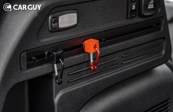 실내 V2L 콘센트와 러기지 멀티 수납트림