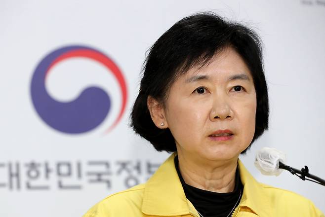 지영미 질병관리청장이 지난 23일 오전 충북 청주시 질병관리청에서 열린 코로나19 방역대책본부브리핑 중 실내 마스크 착용 의무 조정 추진방안을 발표하고 있다. 지 청장은 최근까지 한국파스퇴르연구소 소장을 지냈다./뉴스1 ⓒ News1 장수영 기자