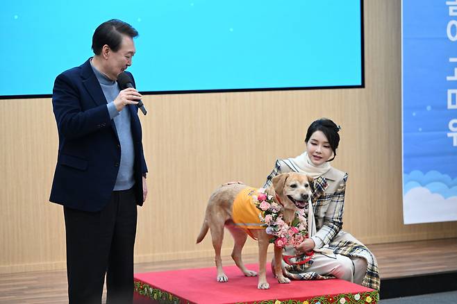 윤석열 대통령이 지난 24일 경기도 용인 삼성화재 안내견 학교에서 은퇴 안내견 '새롬이'를 분양받은 뒤 인사말을 하고 있다. 김건희 여사도 이 자리에 함께 했다. /연합뉴스