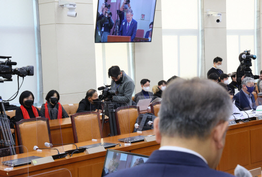 27일 오전 국회에서 열린 '용산 이태원 참사 진상 규명과 재발 방지를 위한 국정조사 특별위원회'에서 이태원참사 유가족들이 이상민 행정안전부 장관의 1차 기관보고를 지켜보고 있다. 사진=연합뉴스